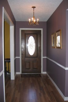 Тъмнокафява входна врата и ламинат