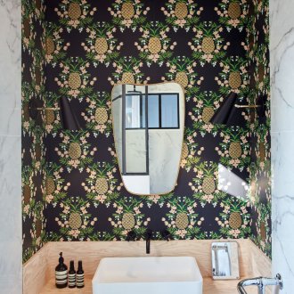 Wallpaper di dalam tandas dengan nanas