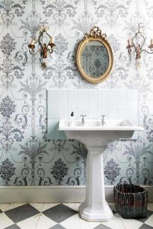 Kertas dinding di dalam tandas dengan corak damask