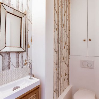 Wallpaper dalam tandas dengan pokok