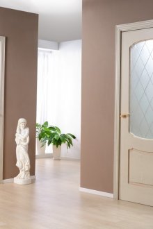 Бежови врати и ламиниран паркет в коридора.