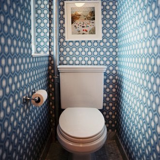 Wallpaper dalam tandas dengan cetakan geometri