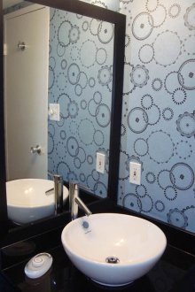 Wallpaper di dalam tandas berwarna biru