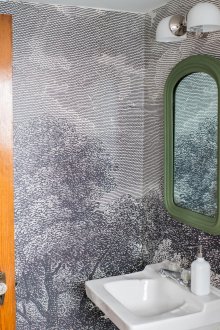 Kertas dinding grafik di dalam tandas