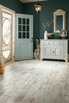 Тюркоазена врата и бежов паркет