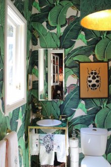 Wallpaper di dalam tandas dengan daun