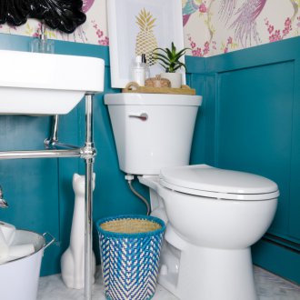 Wallpaper dalam tandas dengan panel