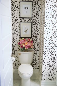 Wallpaper dalam tandas dengan noda