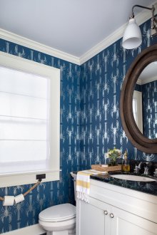 Wallpaper dalam tandas dengan udang karang