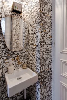 Wallpaper dalam tandas dengan corak