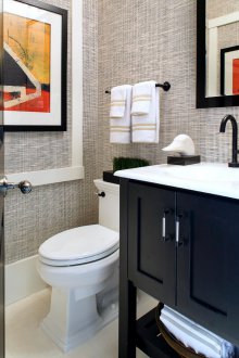 Wallpaper dalam tandas di bawah tikar