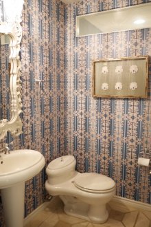 Wallpaper di dalam tandas dengan gaya bergaya lusuh