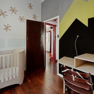 Кафяв ламинат в детската стая под вратата на цвят венге