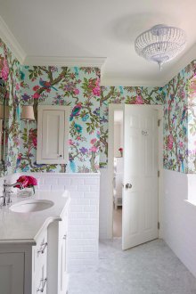 Wallpaper dalam tandas gaya chinoiserie