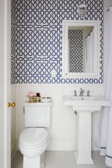 Wallpaper di dalam tandas dengan corak biru