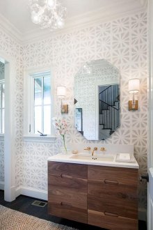 Wallpaper di dalam tandas adalah terang