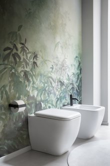 Wallpaper di dalam tandas dengan corak tropika