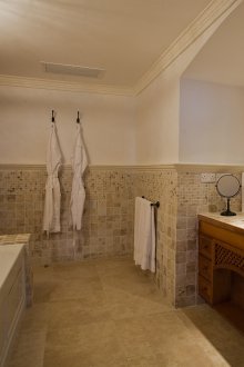 Bilik mandi gaya antik yang besar