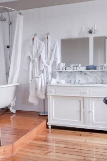 Bilik mandi putih yang besar