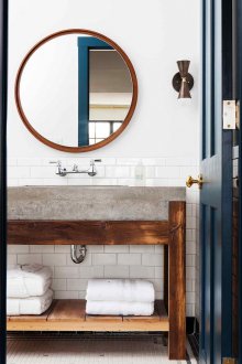 Bilik mandi yang besar dengan sinki konkrit