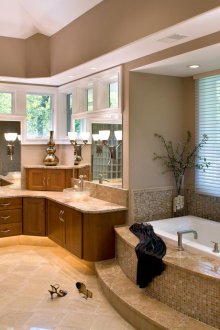 Bilik mandi yang besar di sebuah rumah persendirian