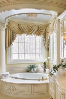 Bilik mandi klasik yang besar dengan tiang