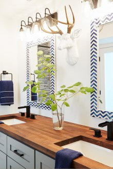 Bilik mandi besar dengan cermin hiasan