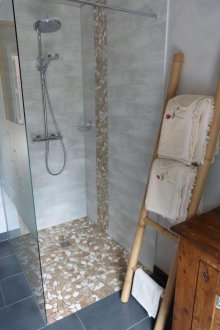 Bilik mandi besar dengan hiasan