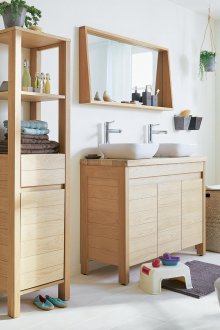 Bilik mandi kayu yang besar