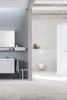 Bilik mandi yang besar di dalam rumah