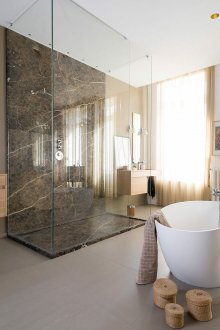 Bilik mandi besar dengan pancuran mandian