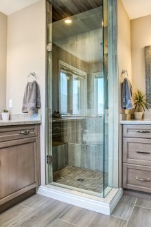 Bilik mandi besar dengan dua tenggelam