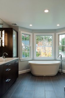 Bilik mandi besar dengan tingkap bay