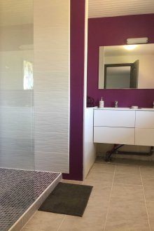 Bilik mandi besar ungu