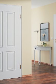 Бели врати и кафяв ламинат в коридора