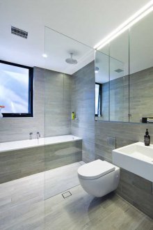 Interior bilik mandi yang besar