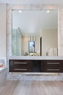 Bilik mandi yang besar dengan batu buatan