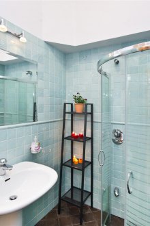 Bilik mandi berjubin besar