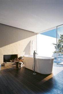 Bilik mandi besar dengan perapian