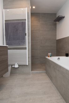 Bilik mandi yang besar dengan jubin porselin