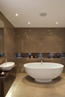 Bilik mandi berjubin coklat yang besar