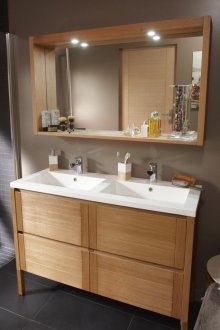 Bilik mandi coklat yang besar