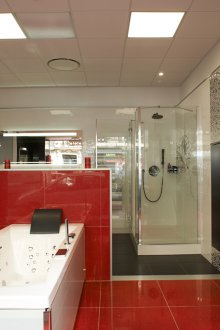 Bilik mandi yang besar merah