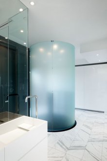 Bilik mandi yang besar dengan pancuran bulat