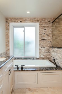 Bilik mandi besar di pangsapuri