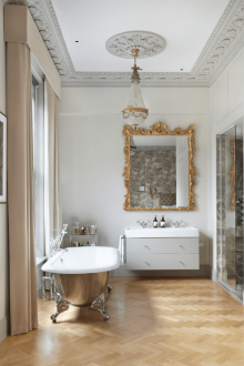 Bilik mandi besar dengan stuko