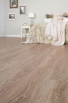 Бяла врата и крем ламинат в стаята