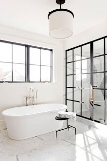 Bilik mandi besar dengan candelier