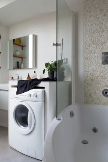 Bilik mandi besar dengan mesin