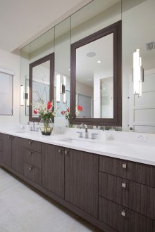 Bilik mandi besar dengan perabot